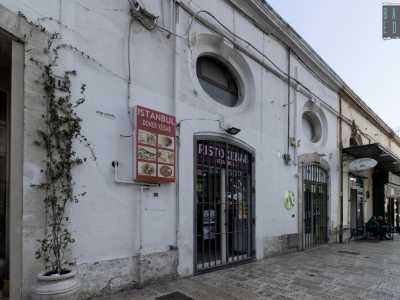 Alla sua base, tra strada San Benedetto e piazza del Ferrarese, sorgono una serie di fabbricati contraddistinti da finestroni ovali. Ospitano esercizi commerciali...